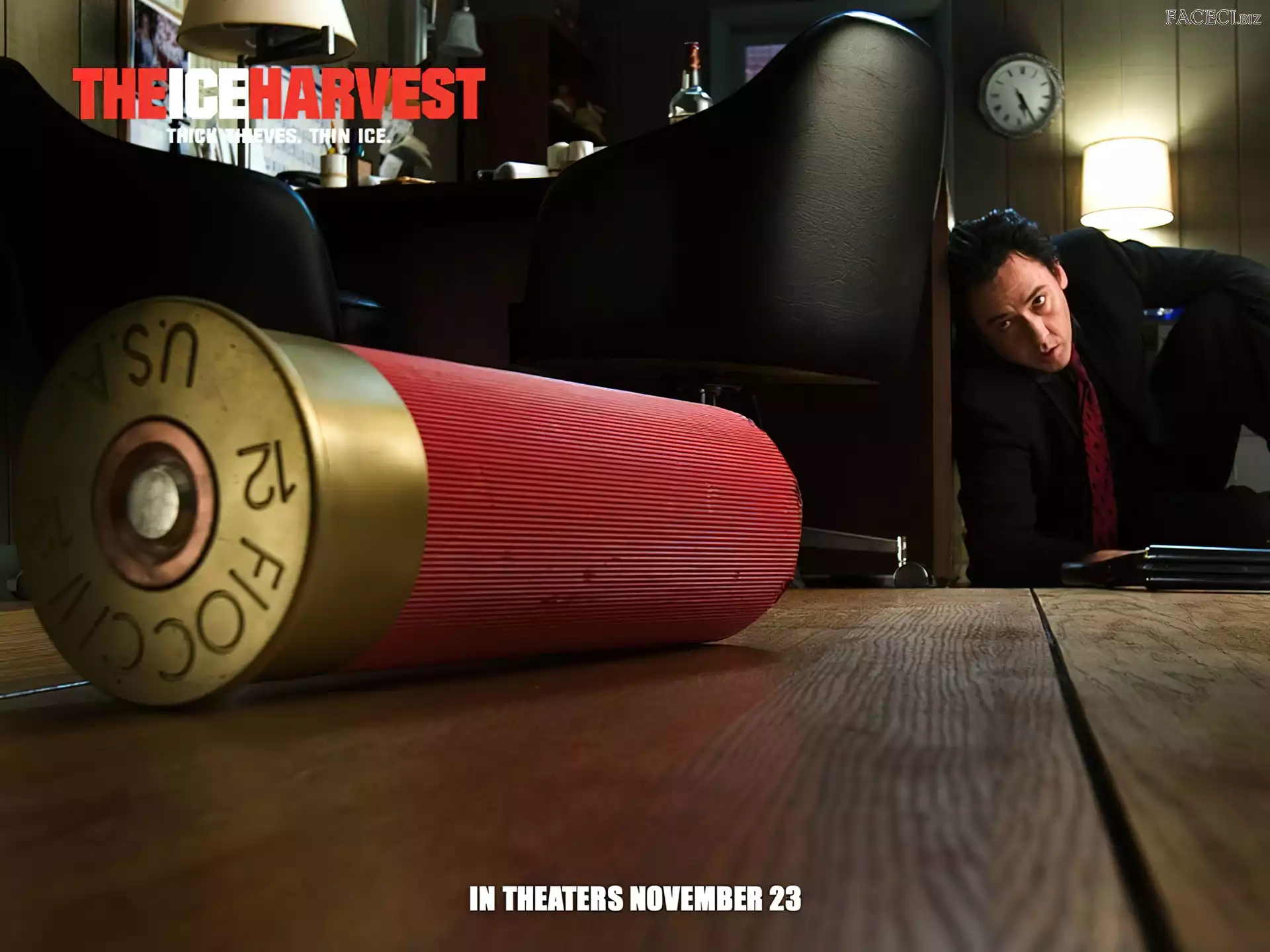 zegar, John Cusack, czarny strój